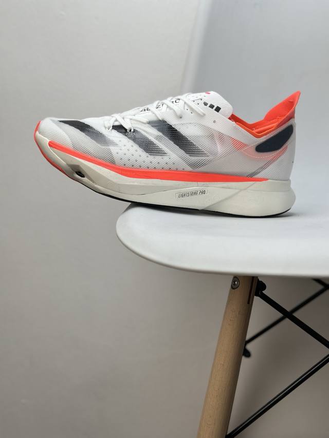 新品” Adidas Adios Pro 3 W 泡棉搭配碳纤维板 缓震透气跑步鞋 Adizeroboston12跑鞋专为中长跑而设计 它们通过来自Energy