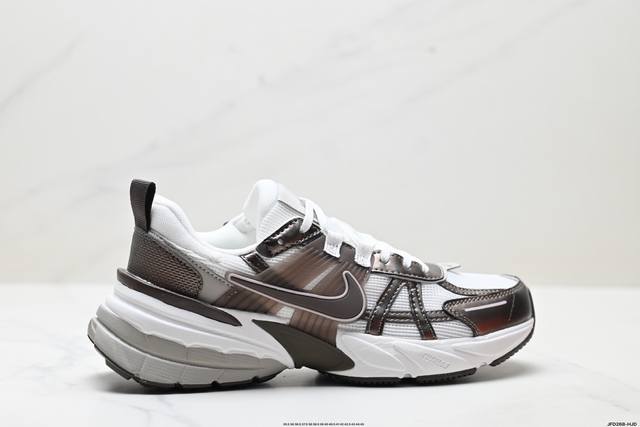 公司级耐克Nike V2K Run跑步鞋复古风潮 网面透气运动鞋 灰银紧致的鞋面材质提供良好的包裹性鞋侧 Swoosh以及鞋头部分搭配增添不少亮点的镀铬细节鞋垫