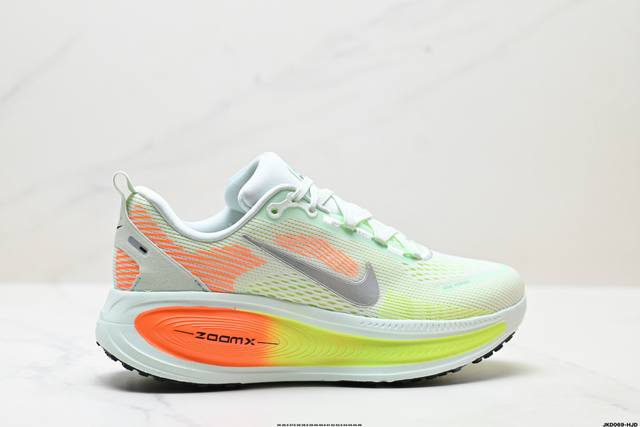 公司级Nike Vomero 18 耐克 舒适减震防滑 低帮跑步鞋 全掌Reactx泡绵中底 前掌和后跟还配备了Air Zoom气垫单元 据说跑起来更快更舒适哦