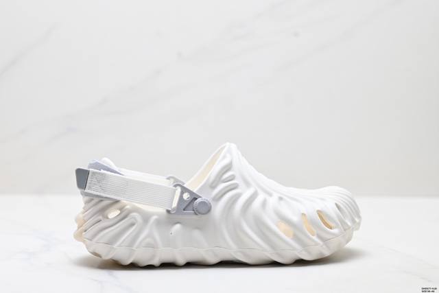 公司级Crocs卡骆驰 Eva 波波 防滑透气 运动凉鞋 一体成型鞋身的创新洞洞鞋 大胆的雕刻外观造型和运动灵感设计 活力十足 穿上它就是街头潮流的代表 变身时