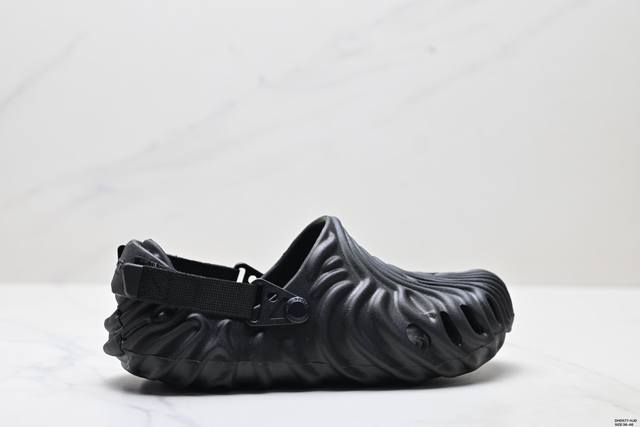 公司级Crocs卡骆驰 Eva 波波 防滑透气 运动凉鞋 一体成型鞋身的创新洞洞鞋 大胆的雕刻外观造型和运动灵感设计 活力十足 穿上它就是街头潮流的代表 变身时