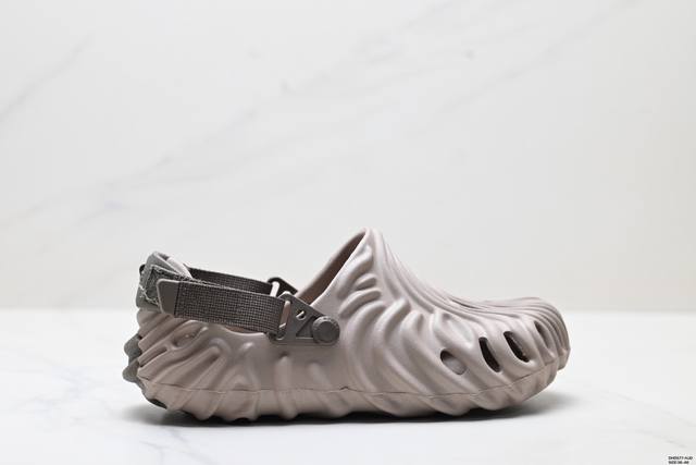 公司级Crocs卡骆驰 Eva 波波 防滑透气 运动凉鞋 一体成型鞋身的创新洞洞鞋 大胆的雕刻外观造型和运动灵感设计 活力十足 穿上它就是街头潮流的代表 变身时