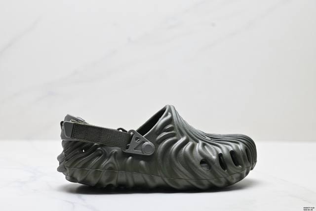 公司级Crocs卡骆驰 Eva 波波 防滑透气 运动凉鞋 一体成型鞋身的创新洞洞鞋 大胆的雕刻外观造型和运动灵感设计 活力十足 穿上它就是街头潮流的代表 变身时