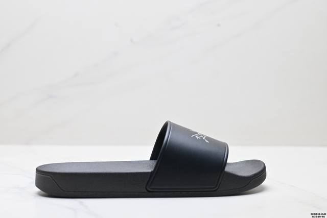 公司级Arcteryx Slipper M 始祖鸟一字拖鞋 中底设计提供更佳支撑和舒适感受 一体式鞋面搭配加厚衬里 贴合脚面 给予舒适脚感 货号:077218-