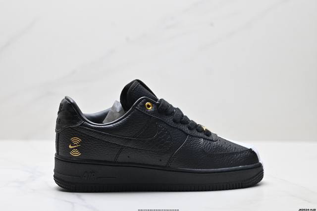 公司级耐克Nike Air Force 1‘07 空军一号低帮百搭休闲运动板鞋。柔软、弹性十足的缓震性能和出色的中底设计，横跨复古与现代的外型结合，造就出风靡全