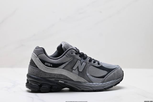 公司级New Balance 2002R 复古单品 热门复古鞋型New Balance 2002R 近日又曝出一款全新配色并释出官图 整双鞋采用棕色和米色主打