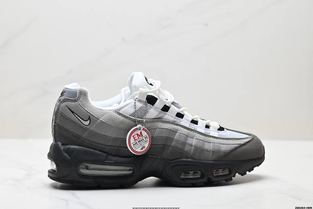 公司级Nike Air Max 95 Sp 耐克 气垫复古慢跑百搭鞋休闲运动鞋 这双鞋采用前脚掌开窗式气垫 这种设计在当时是前所未有的 鞋带孔的设计灵感来自人体
