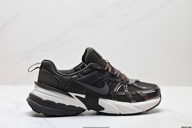 公司级耐克Nike V2K Run跑步鞋复古风潮 网面透气运动鞋 灰银紧致的鞋面材质提供良好的包裹性鞋侧 Swoosh以及鞋头部分搭配增添不少亮点的镀铬细节鞋垫