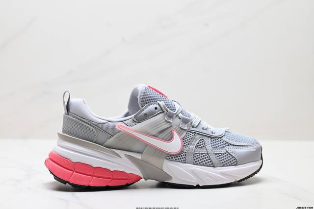 公司级耐克Nike V2K Run跑步鞋复古风潮 网面透气运动鞋 灰银紧致的鞋面材质提供良好的包裹性鞋侧 Swoosh以及鞋头部分搭配增添不少亮点的镀铬细节鞋垫