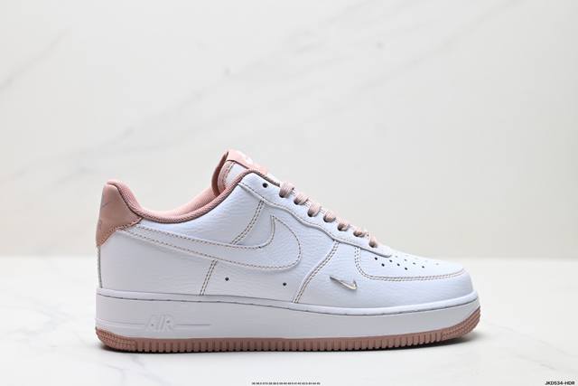 公司级耐克Nike Air Force 1‘07 空军一号低帮百搭休闲运动板鞋。柔软、弹性十足的缓震性能和出色的中底设计，横跨复古与现代的外型结合，造就出风靡全