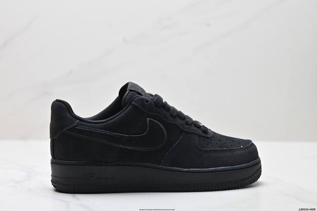 真标耐克Nike Air Force 1’07空军一号低帮百搭休闲运动板鞋。柔软、弹性十足的缓震性能和出色的中底设计，横跨复古与现代的外型结合，造就出风靡全球三