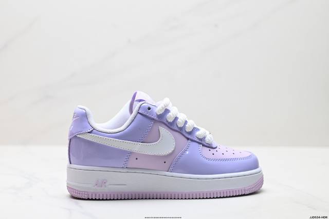 真标耐克Nike Air Force 1’07空军一号低帮百搭休闲运动板鞋。柔软、弹性十足的缓震性能和出色的中底设计，横跨复古与现代的外型结合，造就出风靡全球三