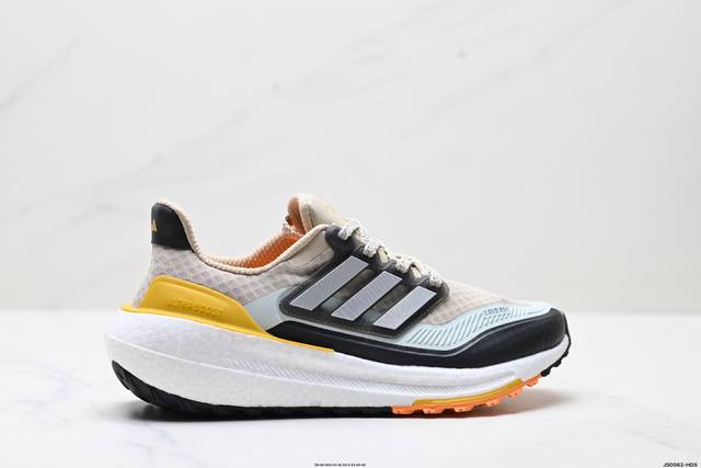 公司级阿迪达斯Adidas Ultraboost Light 全掌爆米花休闲运动跑鞋。采用网材搭配反光皮革鞋面，配上Stretchweb网格外底和Boost中底