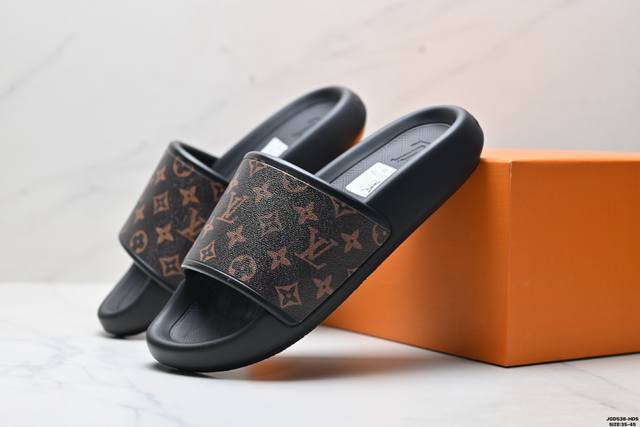 公司级Louis Vuitton 路易威登 Waterfront 舒适日常 Lv拖鞋 本款凉拖采用与Monogram帆布外观几乎无异的橡胶 为路易威登的标志性鞋