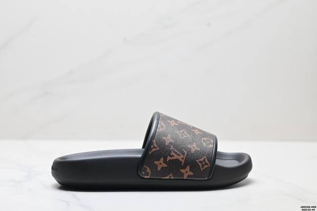 公司级Louis Vuitton 路易威登 Waterfront 舒适日常 Lv拖鞋 本款凉拖采用与Monogram帆布外观几乎无异的橡胶 为路易威登的标志性鞋