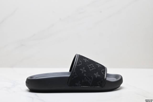 公司级Louis Vuitton 路易威登 Waterfront 舒适日常 Lv拖鞋 本款凉拖采用与Monogram帆布外观几乎无异的橡胶 为路易威登的标志性鞋