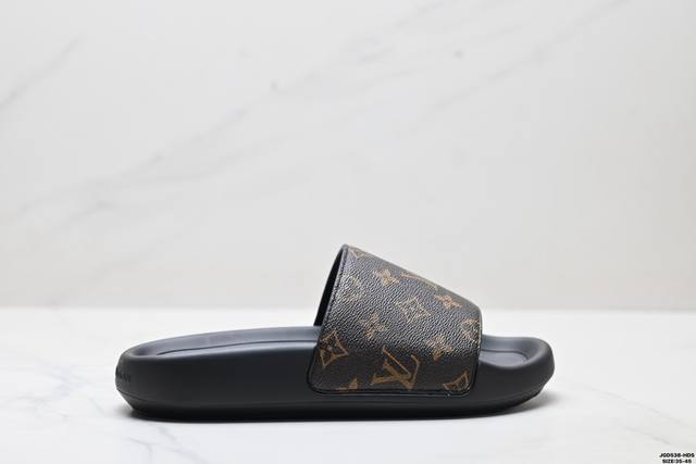 公司级Louis Vuitton 路易威登 Waterfront 舒适日常 Lv拖鞋 本款凉拖采用与Monogram帆布外观几乎无异的橡胶 为路易威登的标志性鞋
