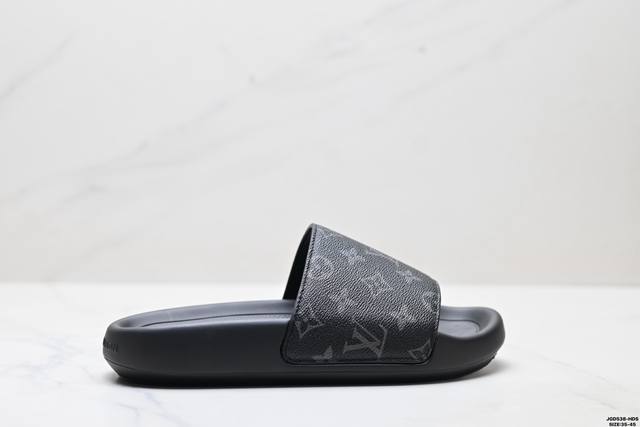 公司级Louis Vuitton 路易威登 Waterfront 舒适日常 Lv拖鞋 本款凉拖采用与Monogram帆布外观几乎无异的橡胶 为路易威登的标志性鞋