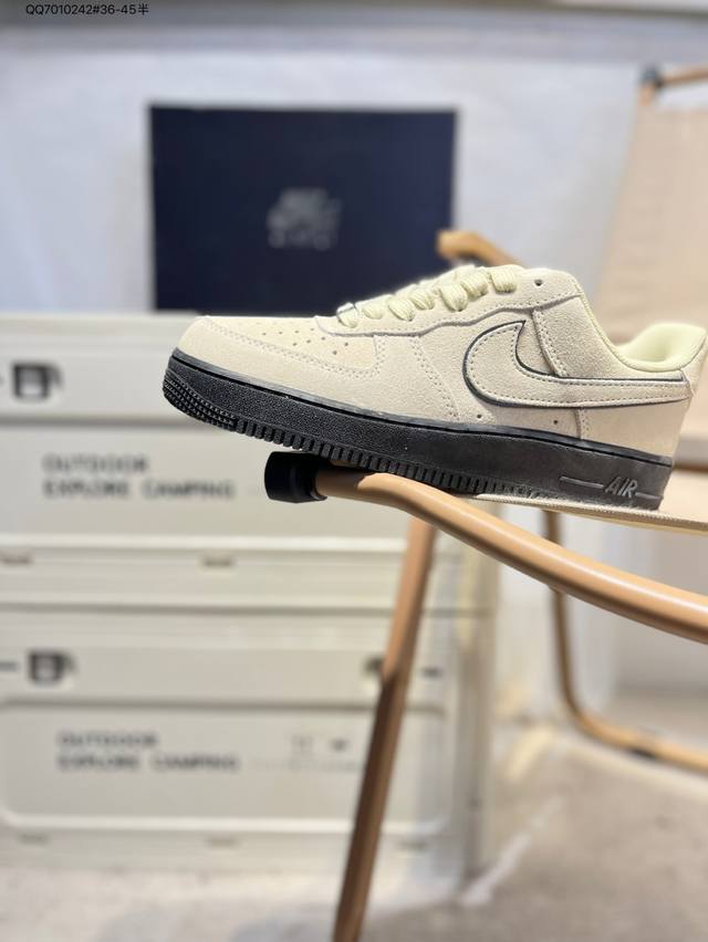 耐克 Nike Air Force 1 '07空军一号网纱 中帮百搭休闲运动板鞋。柔软、弹性十足的缓震性能和出色的中底设计，横跨复古与现代的外型结合，造就出风靡
