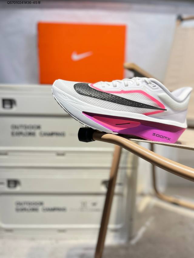 Nike Air Zoom Alphafly Next% Fly6 整体采用前作的设计语言，并且对后者的细节进行升级，马拉松和长距离路跑的性能极限设计而生。Fn