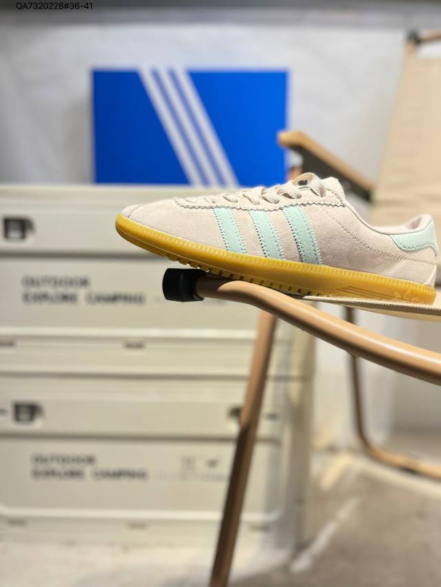 Adidas Originals Bermuda 绒面麂皮防滑耐磨轻便低帮板鞋 整双鞋以传统的低帮呈现的清新造型 鞋身以细腻的头层猪巴 包裹保证优秀质感的同时