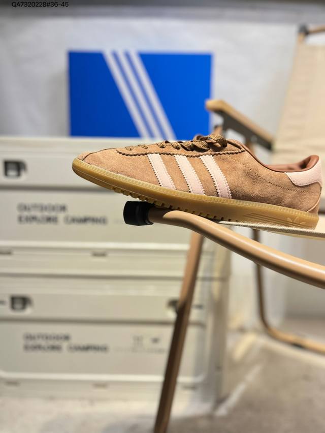 Adidas Originals Bermuda 绒面麂皮防滑耐磨轻便低帮板鞋 整双鞋以传统的低帮呈现的清新造型 鞋身以细腻的头层猪巴 包裹保证优秀质感的同时