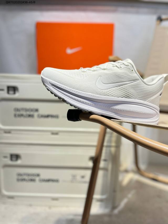 Nk Air Zoom Vomero 18 轻便舒适公路跑步鞋 质感柔软 弹力充沛 助力一路畅跑 乐享不停 厚实泡绵缔造舒适的回弹效果 铸就出色跑步表现 该鞋款