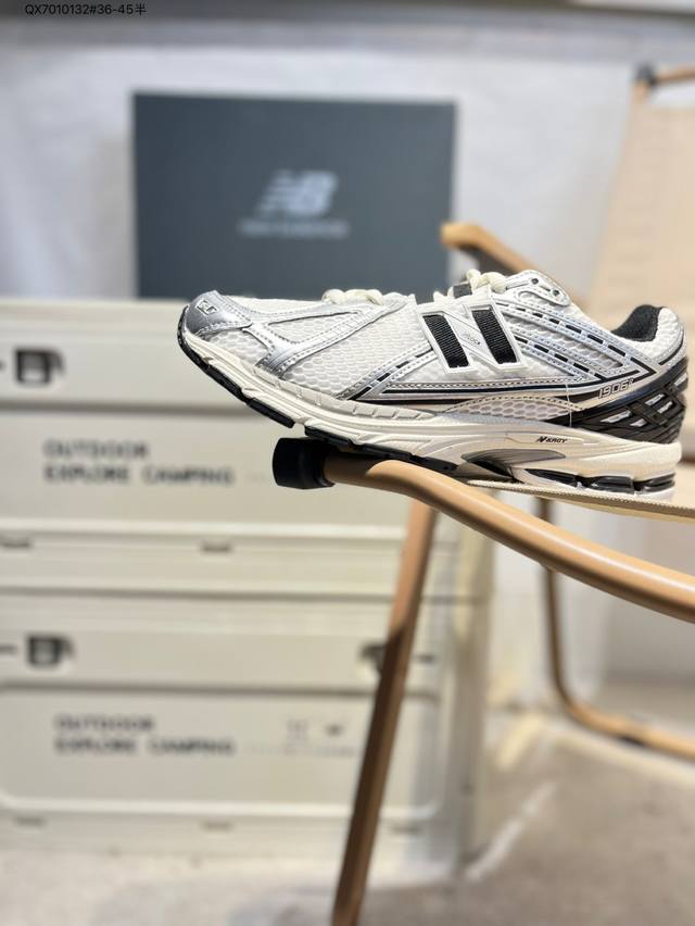 New Balance 1906系列复古老爹风休闲鞋 #采用轻质牛剖革拼接透气网眼衬垫织物鞋面材质 T-Beam大底提供足步弓支撑，保持步态稳定 后跟搭载外露缓