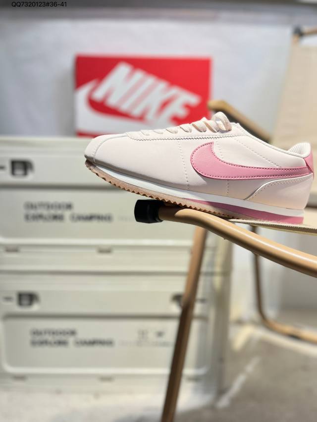 Nike Classic Cortez 全新配色 经典阿甘休闲跑步鞋 纯粹而执着的精神，使得Cortez种在了一代人的心里，无论是否喜欢它复古的鞋型，一双Nik