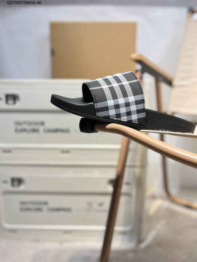 Burberry Vintage 巴宝莉拖鞋夏季新款经典格纹拖鞋复古格纹拖鞋 夏日的第一双拖鞋大家都买了吗？如果没买的话不妨看看这一款Bbr拖鞋 整体的设计依然