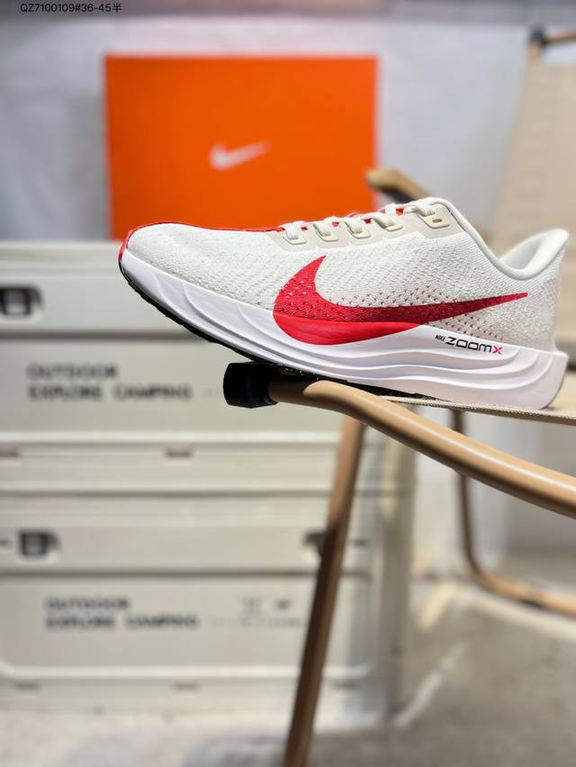 Nike Zoom Pegasus Plus 超级飞马涡轮增压马拉松慢跑鞋 Fq7262 在设计上延续了原版鞋款的经典风格，向 Pegasus Turbo 致敬