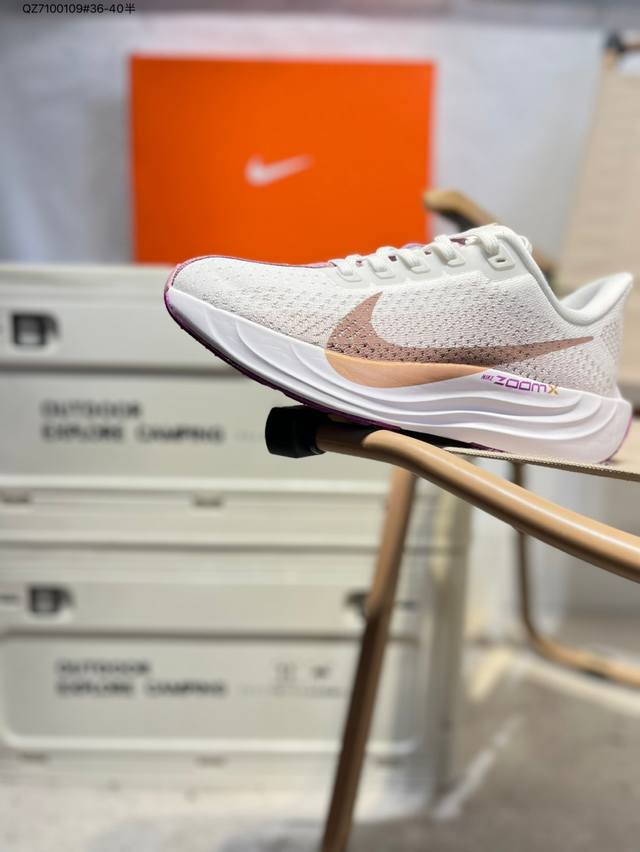 Nike Zoom Pegasus Plus 超级飞马涡轮增压马拉松慢跑鞋 Fq7262 在设计上延续了原版鞋款的经典风格，向 Pegasus Turbo 致敬