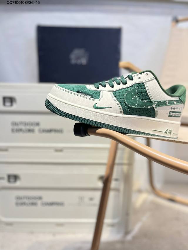 耐克 Nike Air Force 1 '07空军一号 百搭休闲运动板鞋。柔软、弹性十足的缓震性能和出色的中底设计，横跨复古与现代的外型结合，造就出风靡全球三十