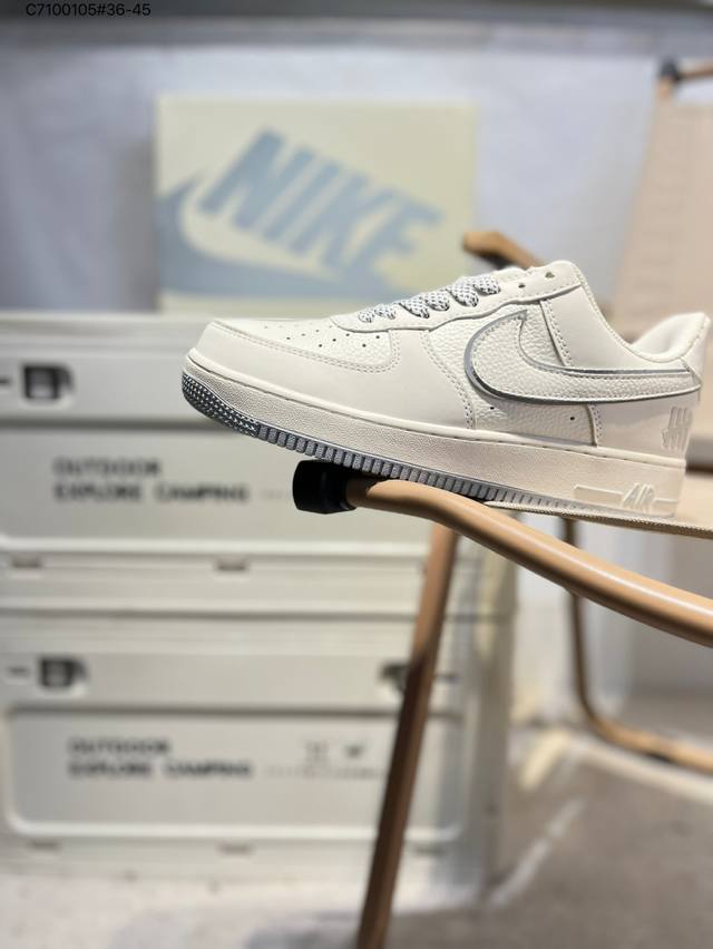 耐克 Nike Air Force 1 '07空军一号 百搭休闲运动板鞋。柔软、弹性十足的缓震性能和出色的中底设计，横跨复古与现代的外型结合，造就出风靡全球三十