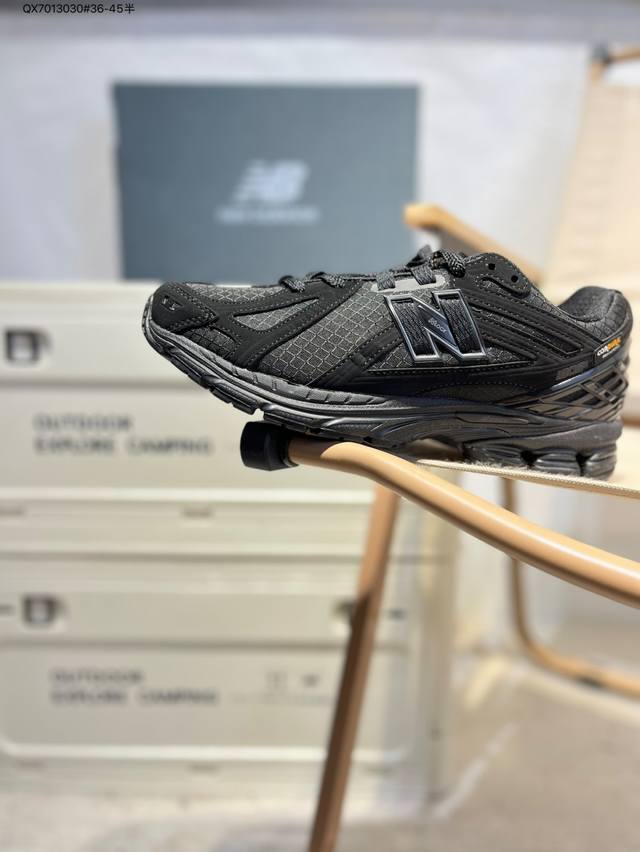 New Balance 1906系列复古老爹风休闲鞋 #采用轻质牛剖革拼接透气网眼衬垫织物鞋面材质 T-Beam大底提供足步弓支撑，保持步态稳定 后跟搭载外露缓