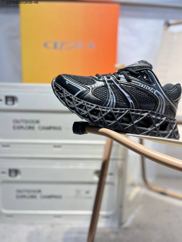 Dior迪奥 B35 圆头系带 低帮 生活休闲鞋 采用轻盈的橡胶精心制作 饰以曲纹藤格纹 Cosmo图案 重新诠释经典设计 镂空设计搭配橡胶内底若隐若现 呈现鲜