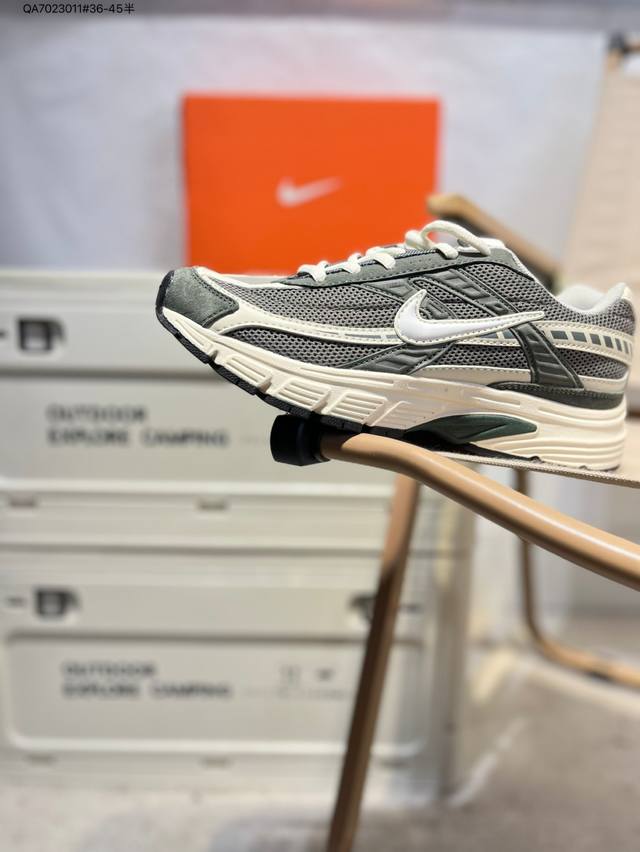 Wmns Nike Initiaor 复古单品 专为实现舒适畅跑而打造，Nike Lnitiator跑步鞋采用透气鞋面，巧搭轻量中底，提供轻盈减震防护效果动态支