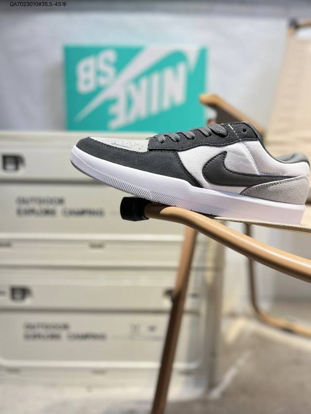 耐克Nike Sb Force 58 运动滑板鞋。这是一款将前沿创新带入街头的单品，它具有硫化杯底，具有出色的耐用性和灵活性。使用柔软皮革和帆布拼接，在饰面上放