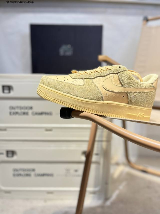 耐克 Nike Air Force 1 '07空军一号 百搭休闲运动板鞋。柔软、弹性十足的缓震性能和出色的中底设计，横跨复古与现代的外型结合，造就出风靡全球三十