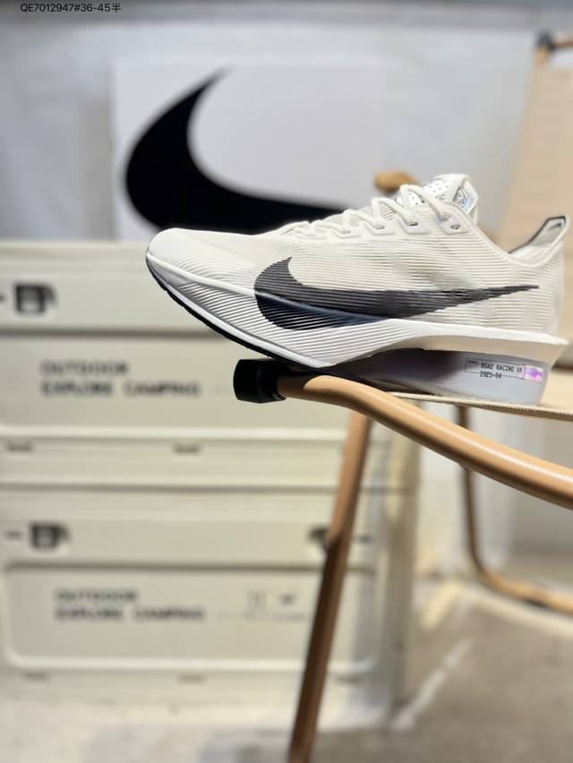 Nike Zoomx Vaporfly Next% 4耐克 轻量化 网面透气运动鞋 这款新一代最强跑鞋在鞋面和鞋底都进行了全方位升级鞋面使用了全新 Vaporw