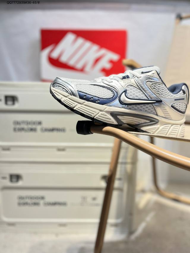 Nike V5 Rnr 舒适百搭防滑耐磨 低帮跑步鞋 舒适有型适合日常穿着该鞋款延续千禧年经典设计搭载泡绵中底厚实而轻盈匠心细节巧搭立体耐克勾标志焕新演绎复古跑
