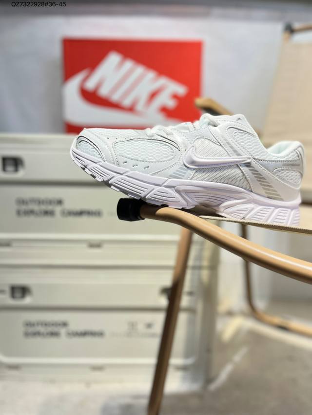 Nike V5 Rnr 舒适百搭防滑耐磨 低帮跑步鞋 舒适有型适合日常穿着该鞋款延续千禧年经典设计搭载泡绵中底厚实而轻盈匠心细节巧搭立体耐克勾标志焕新演绎复古跑