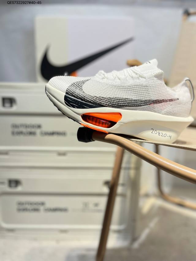 新品发布 Nike Air Zoom Alphafly Next% 3整体采用前作的设计语言，并且对后者的细节进行升级，马拉松和长距离路跑的性能极限设计而生。