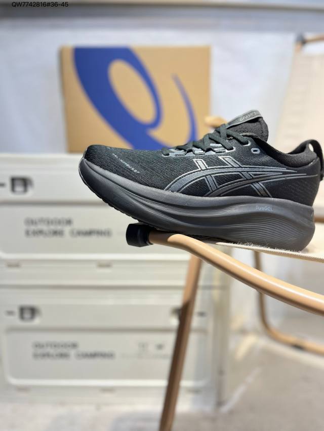 Asics Gel-Nimbus 27亚瑟士经典跑鞋 如今机能风和户外风吹得正劲，便是主打“Urban Outdoor机能越野风格”，城市和户外场景都能轻松应对