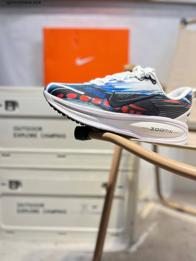Nike Vomero 18 耐克 舒适减震防滑 低帮跑步鞋 全掌Reactx泡绵中底 前掌和后跟还配备了Air Zoom气垫单元 据说跑起来更快更舒适哦 这次