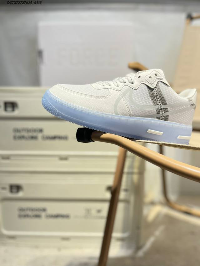 耐克 Nike Air Force 1 React Qs 解析冰蓝 空军一号低帮板鞋 Light Bone 冰块 公司级白色鞋身搭配浅蓝色水晶底，内置Srle气