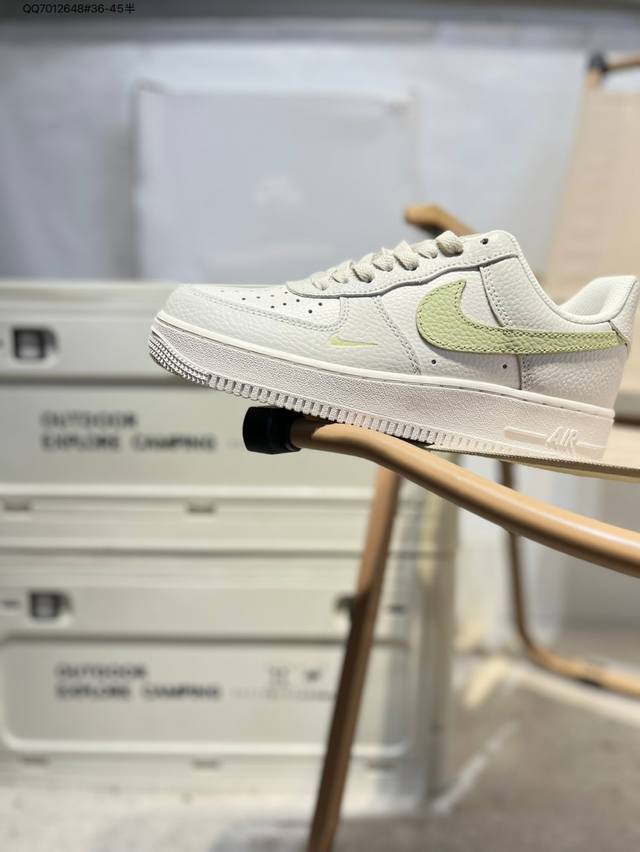 耐克 Nike Air Force 1 '07空军一号 百搭休闲运动板鞋。柔软、弹性十足的缓震性能和出色的中底设计，横跨复古与现代的外型结合，造就出风靡全球三十