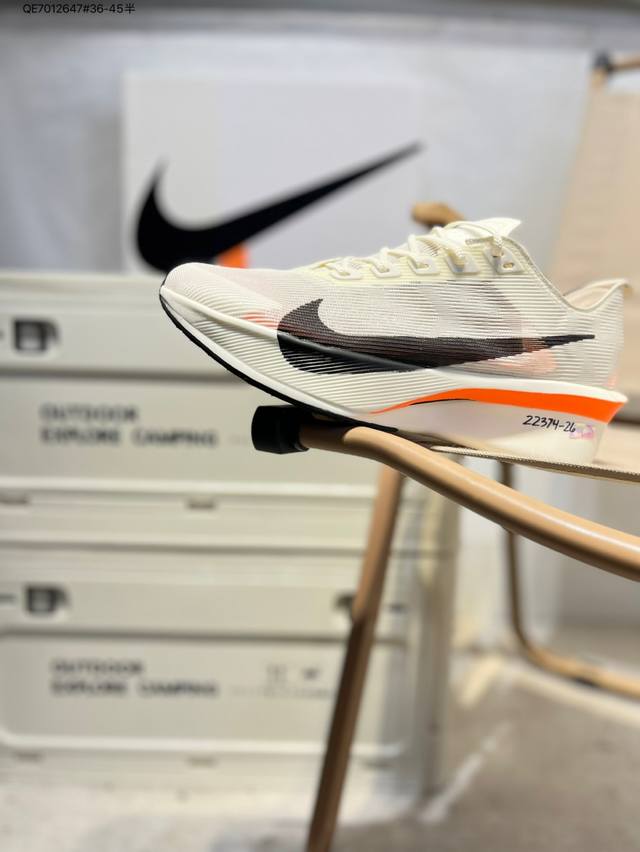 Nike Zoomx Vaporfly Next% 4 马拉松系列公路竞速超轻缓震跑步鞋 鞋款轻盈，同时保持出色性能表现。此鞋款质感轻盈，无论是日常畅跑还是马拉