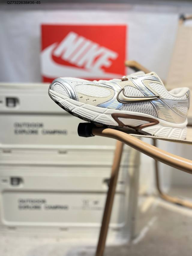 Nike V5 Rnr 舒适百搭防滑耐磨 低帮跑步鞋 舒适有型适合日常穿着该鞋款延续千禧年经典设计搭载泡绵中底厚实而轻盈匠心细节巧搭立体耐克勾标志焕新演绎复古跑
