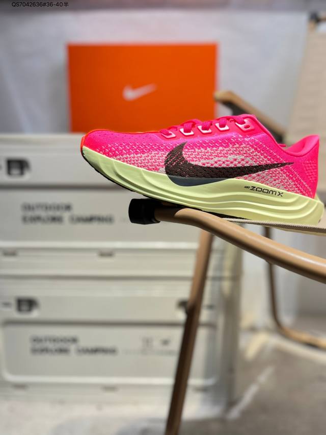 Nike Zoom Pegasus Plus 超级飞马涡轮增压马拉松慢跑鞋 Fq7262 在设计上延续了原版鞋款的经典风格，向 Pegasus Turbo 致敬